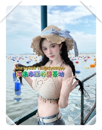 這位美女老師就是學音樂的 氣質超棒！ 她吹簫很有一套 手指又靈巧 腿還超長超美！
